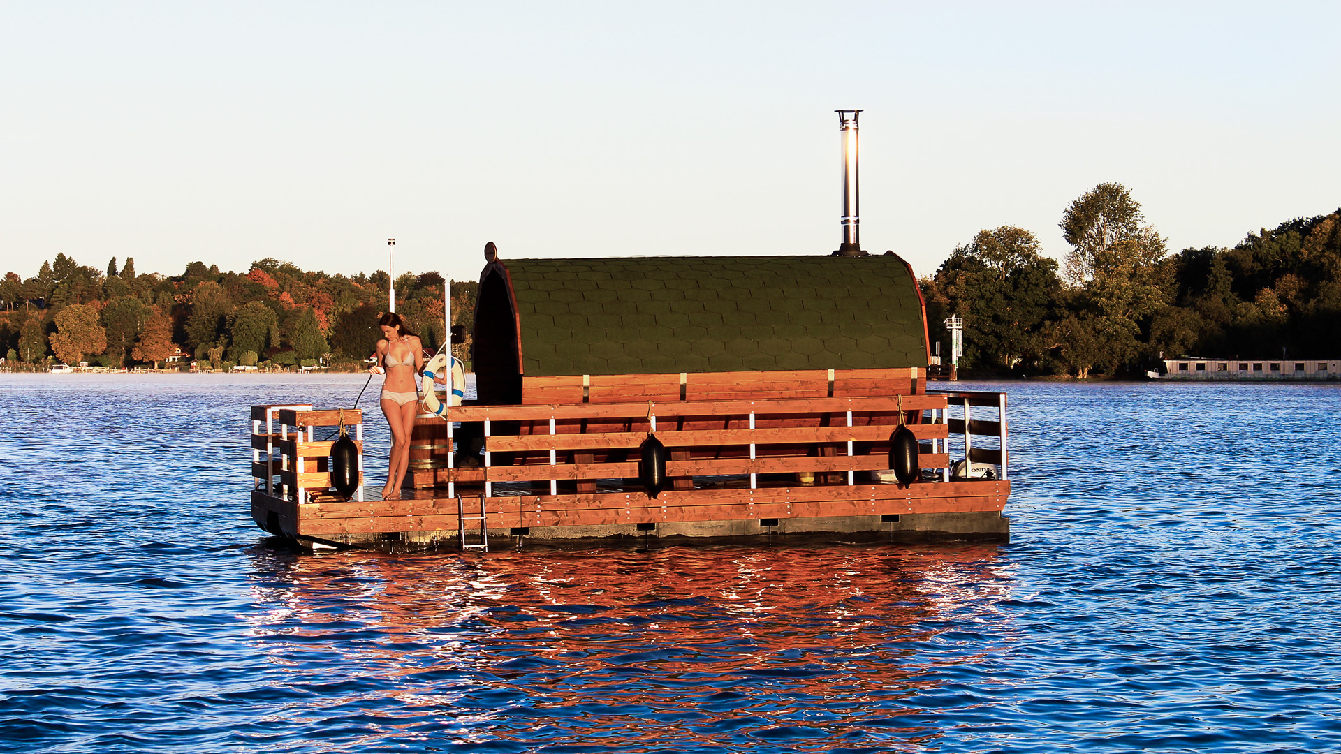 Das Saunafloss im Abendlicht auf dem See